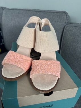 TOMS Women's Peach Lace & Cream Elastic Strap Sandals